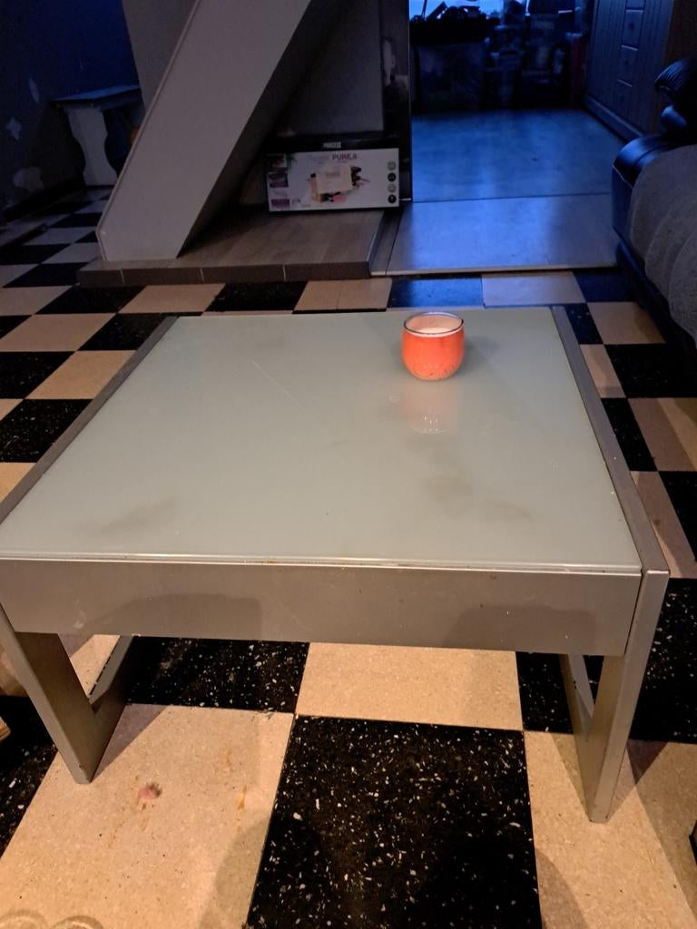 Belle table basse Yzer avec verre 60 cm de largeur, 38 cm de, Maison & Meubles, Tables | Tables de salon, Enlèvement, Verre