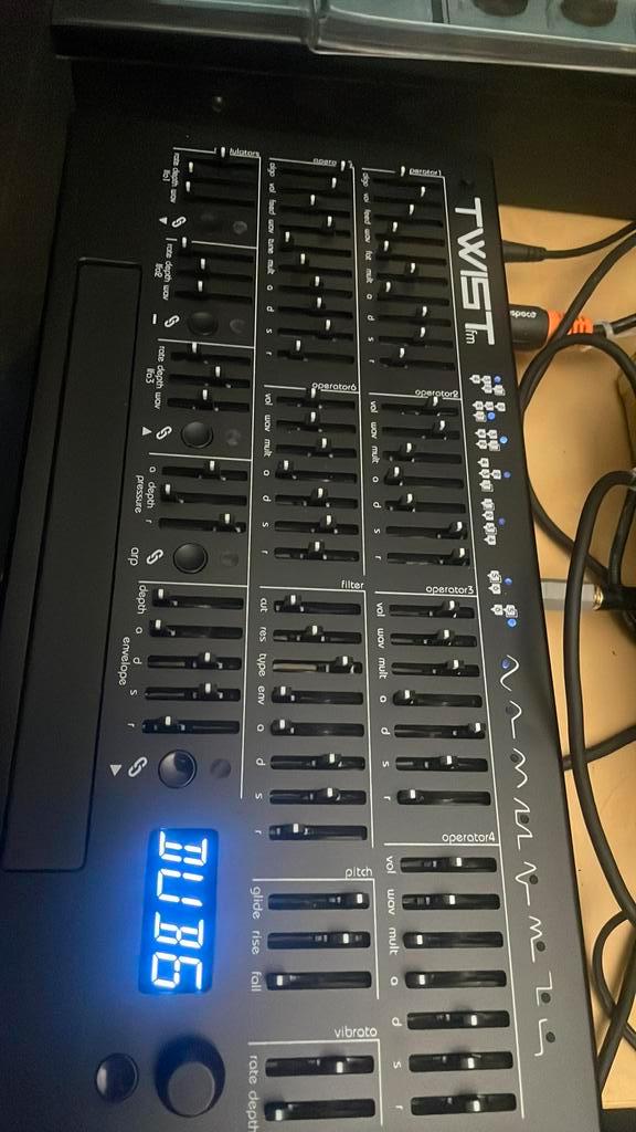 Twist fm nieuwstaat twisted electrons, Musique & Instruments, Équipement Midi, Comme neuf, Enlèvement ou Envoi