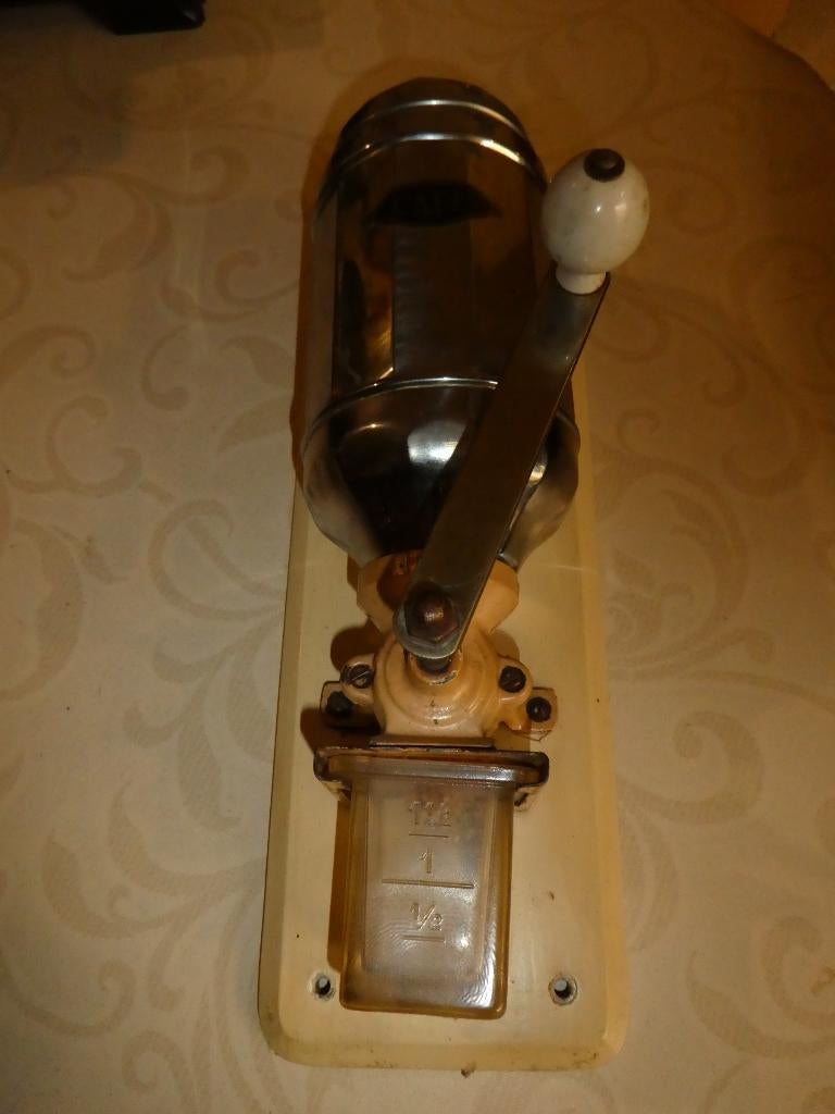 antieke muur koffiemolen, Ophalen