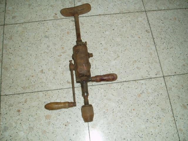 VENTE OU ECHANGE ! Lot d'outils anciens (chignoles, ....), Enlèvement