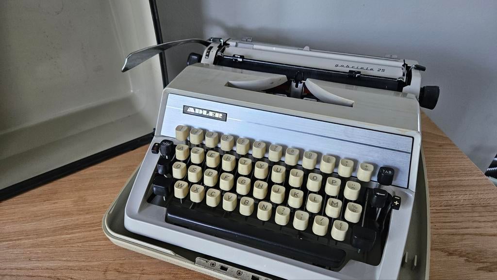 Vintage typemachine Adler Gabriele 25, Diversen, Typemachines, Ophalen of Verzenden