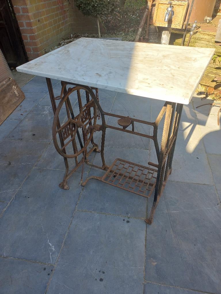 Gietijzeren  tafeltje  met  marmeren  blad, Enlèvement, Utilisé, Rectangulaire, Métal