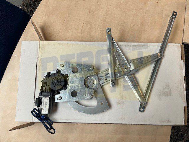 Daihatsu Terios (5/06-) Terios raammechaniek Links achter (e, Auto-onderdelen, Ruiten en Toebehoren, Daihatsu, Nieuw, Ophalen of Verzenden