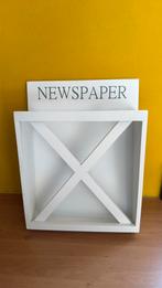 een witte houten wandkrantenhouder ontworpen door SKAN HOLZ., Huis en Inrichting, Woonaccessoires | Krantenbakken en Lectuurbakken