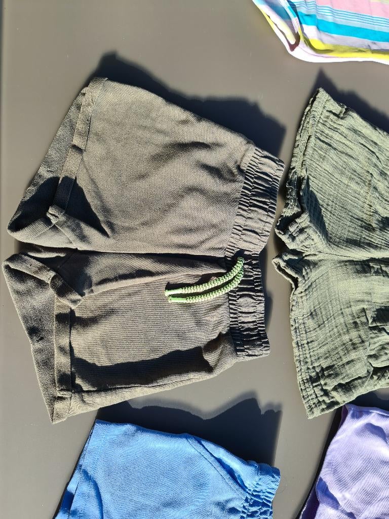 groene korte broek, CA, 134, Enfants & Bébés, Vêtements enfant | Taille 134, Enlèvement, Comme neuf, Pantalon