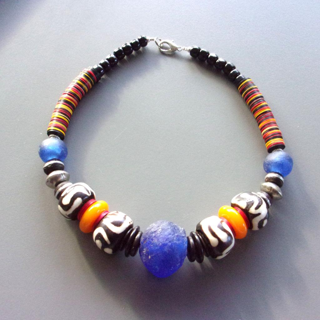 Afrikaanse ketting in blauw en honing, Ghana glas, batik bot, Ophalen of Verzenden, Nieuw, Blauw, Overige materialen
