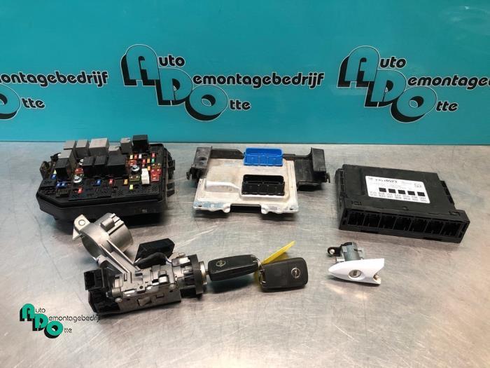 Serrure de contact + ordinateur d'un Opel Karl (Karl 15-), Autos : Pièces & Accessoires, Autres pièces automobiles, Opel, Utilisé