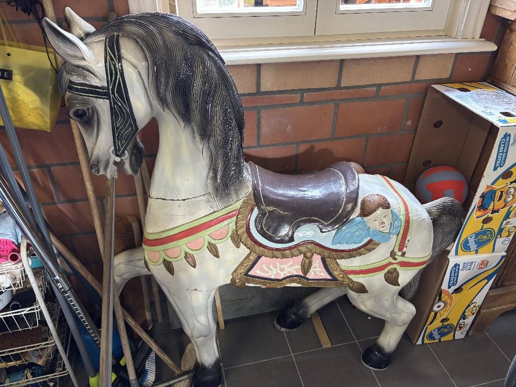 Carrousel houten paard, Ophalen