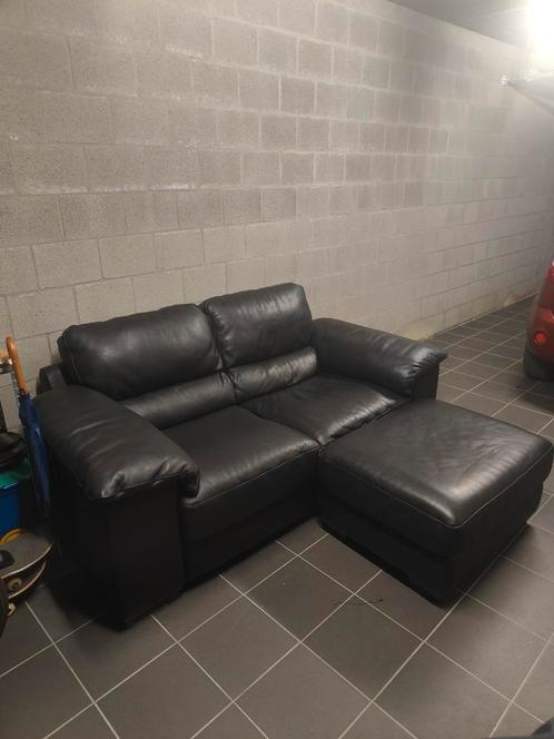 Zwarte leren zetel met bijhorende hocker te koop, Huis en Inrichting, Zetels | Complete zithoeken, Zo goed als nieuw, Leer, Ophalen