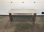 (127) Mooi stevig bureel tafel met metalen onderstel, Ophalen, Gebruikt