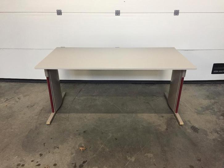 (127) Mooi stevig bureel tafel met metalen onderstel, Huis en Inrichting, Bureaus, Gebruikt, Ophalen