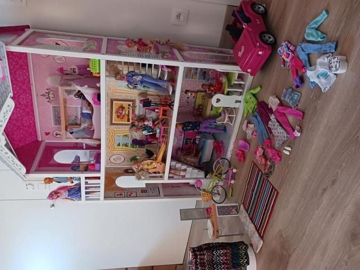 Groot poppenhuis barbie - inclusief meubelen, poppen, ..., Kinderen en Baby's, Speelgoed | Poppenhuizen, Zo goed als nieuw, Poppenhuis