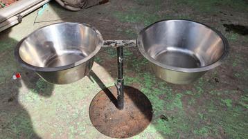 Hondenvoer bakken  beschikbaar voor biedingen