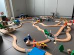 Houten treinbaan met parkeergarage en andere accessoires, Ophalen, Zo goed als nieuw