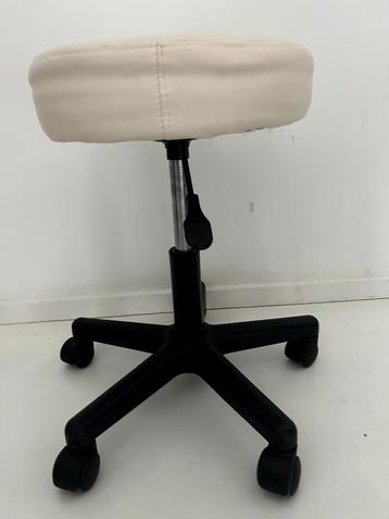 Tabouret op willetje beschikbaar voor biedingen