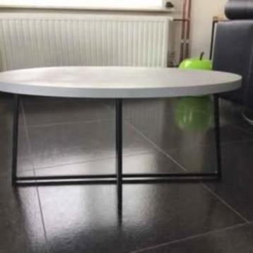 A saisir Tafel voor binnen of buiten beschikbaar voor biedingen