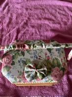 Gebloemd naaikoffertje met inhoud, Ophalen