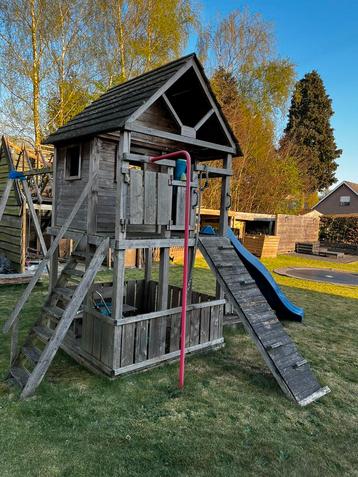 Houten speeltoren met huisje, schommel en schuifaf, Kinderen en Baby's, Speelgoed | Buiten | Speeltoestellen, Ophalen, Gebruikt