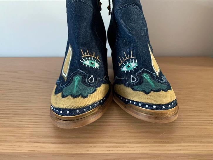 Denim boots met handgeschilderd design (maat 41), Kleding | Dames, Schoenen, Zo goed als nieuw, Lage of Enkellaarzen, Blauw, Ophalen of Verzenden