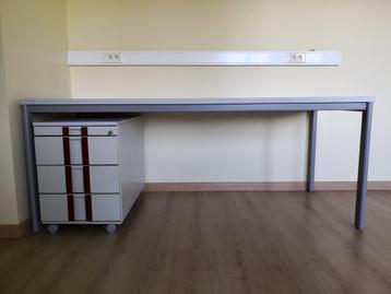 BUREAUTAFEL MET LADENBLOK beschikbaar voor biedingen