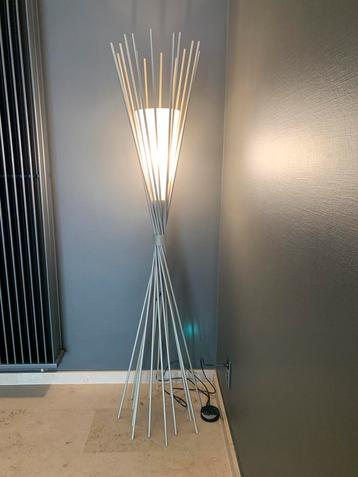Design staanlamp beschikbaar voor biedingen