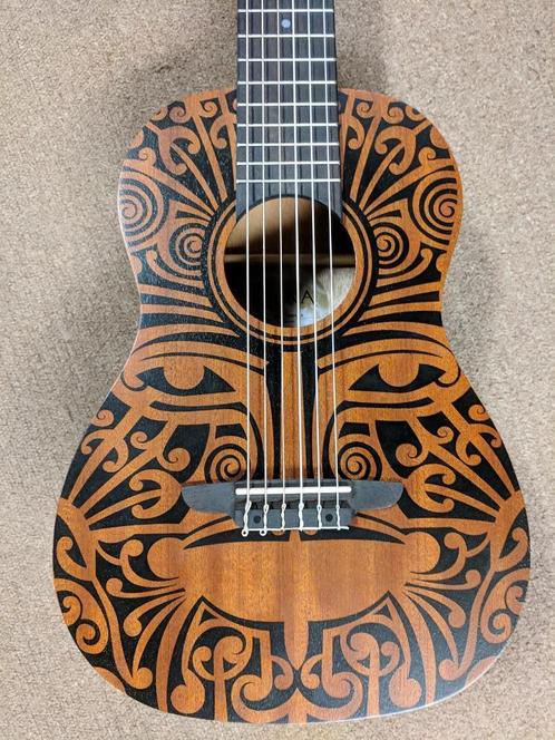 Luna Guitars 6-String Baritone Ukulele Tribal Mahogany NIEUW, Muziek en Instrumenten, Snaarinstrumenten | Gitaren | Akoestisch