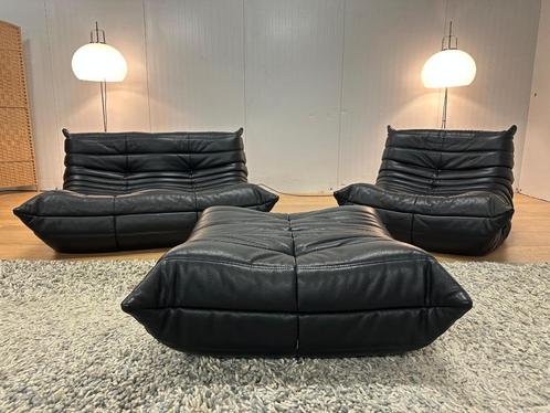 NIEUW Ligne Roset Togo Set Zwart Leer 2-Zits + 1-Zits + Poef, Huis en Inrichting, Zetels | Zetels, Nieuw, Rechte bank, Overige maten