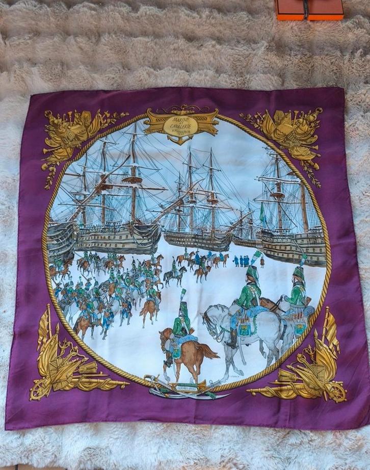 Hermès zijden carré “Marine et Cavalerie” – Philippe Ledoux, Antiquités & Art, Tapis & Textile, Enlèvement ou Envoi