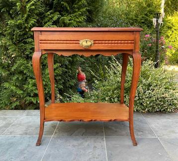 Vintage bijzettafel beschikbaar voor biedingen