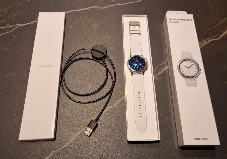 Samsung Galaxy Watch4 Classic 42mm, Handtassen en Accessoires, Smartwatches, Gebruikt, Zilver, Hartslag, Hoogte, Stappen, Waterdicht