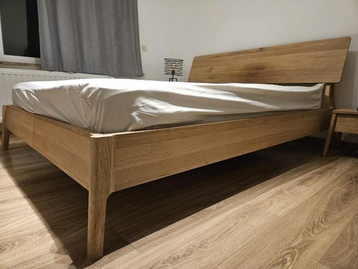 Te koop: Ethnicraft Air bed + 2 bijpassende nachtkastjes, Huis en Inrichting, Slaapkamer | Bedden, Zo goed als nieuw, Twijfelaar