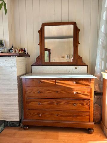 Antieke kaptafel met marmeren blad beschikbaar voor biedingen