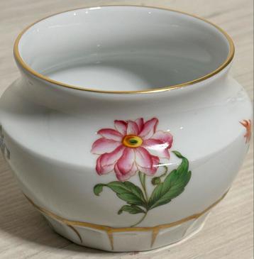 Petit vase en porcelaine fine HEREND  disponible aux enchères