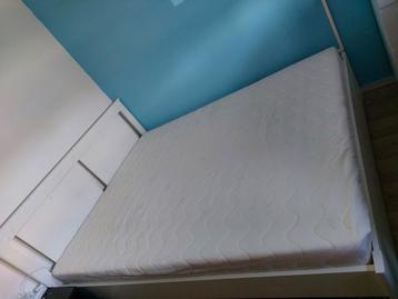 Bed met lade beschikbaar voor biedingen