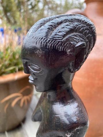 Belle statue congolaise de femme avec sac