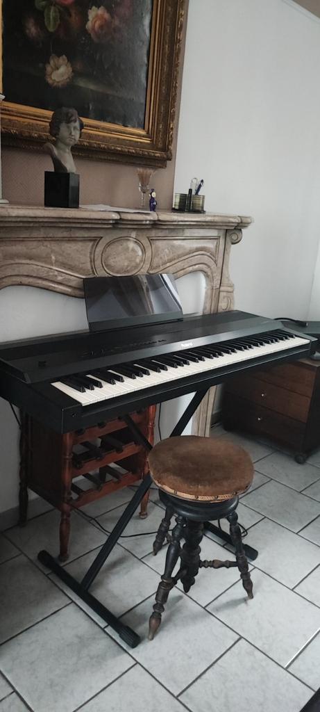 SYNTHÉ PIANO marque ROLAND KR33, Muziek en Instrumenten, Keyboards, Zo goed als nieuw, Roland, Ophalen of Verzenden
