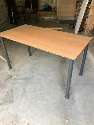 Kantoortafel beschikbaar voor biedingen