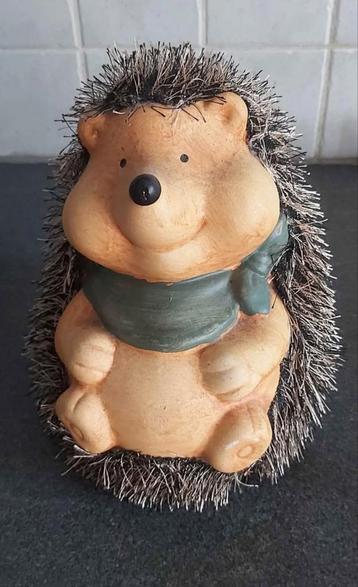 Leuk beeldje van een egel beschikbaar voor biedingen