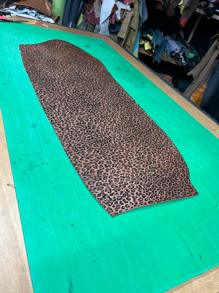 Cognac tuigleer met leopard desing 3-3,5 mm dik half soepel, Hobby en Vrije tijd, Stoffen en Lappen, Zo goed als nieuw, Ophalen of Verzenden