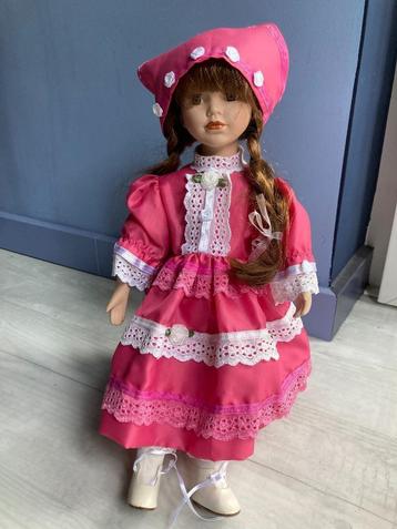 Porseleinen pop beschikbaar voor biedingen