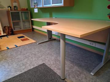 bureau (links of rechts) beschikbaar voor biedingen