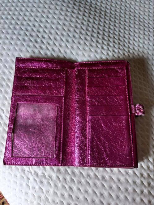 DELVAUX Grote portemonnee CAMILLE roze fuschia metalen logo, Handtassen en Accessoires, Tassen | Damestassen, Roze, Verzenden
