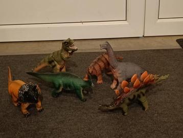 6 zachte dino's in goede staat! 24cm hoog en 30cm lang beschikbaar voor biedingen