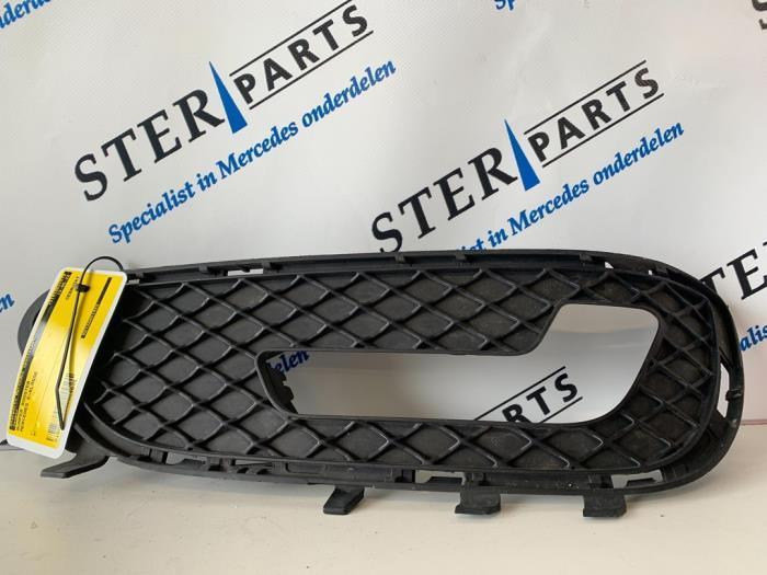 Bumper Rooster van een Mercedes E-Klasse, Auto-onderdelen, Carrosserie, Bumper, Mercedes-Benz, Gebruikt, 3 maanden garantie, Ophalen of Verzenden