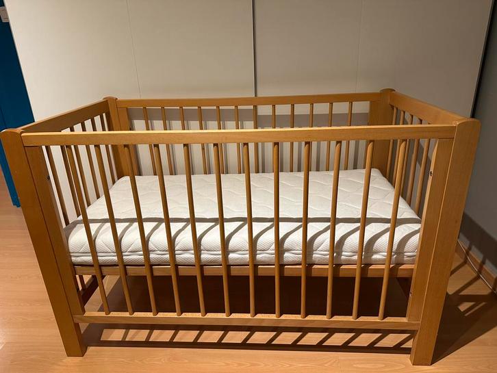 Baby bed met matras, Kinderen en Baby's, Kinderkamer | Bedden, Gebruikt, Minder dan 140 cm, Minder dan 70 cm, Matras, Ophalen