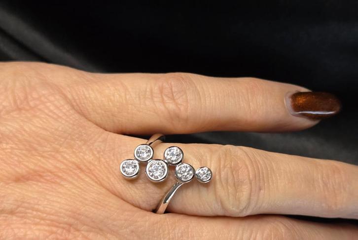 Prachtige zilveren design ring met zirkonia. 2026/89., Handtassen en Accessoires, Ringen, Nieuw, Dame, 17 tot 18, Zilver, Zilver
