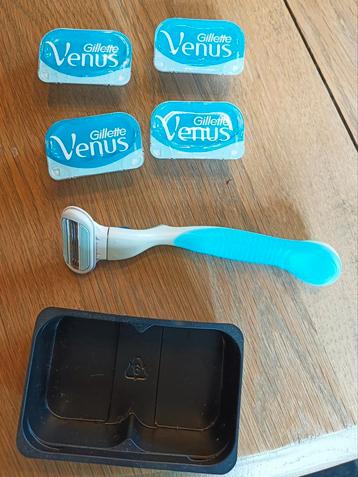 4 nieuwe Gillette Venus scheermesjes met houder beschikbaar voor biedingen
