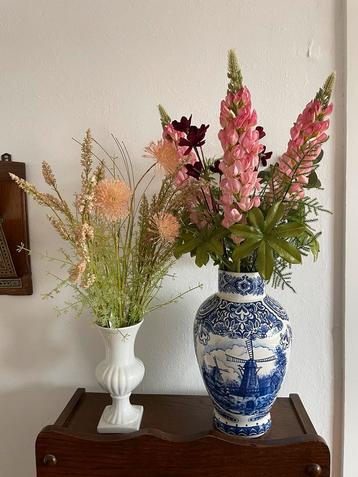 Deux vases bleus de Delft avec fleurs artificielles