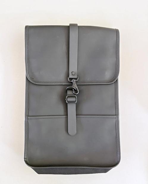 Rains Mini rugzak rubber, Handtassen en Accessoires, Tassen | Rugtassen, Gebruikt, Overige merken, 25 tot 40 cm, 30 tot 45 cm