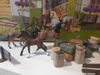 Schleich paardenstal, met accessoires en enkele paardjes, Ophalen